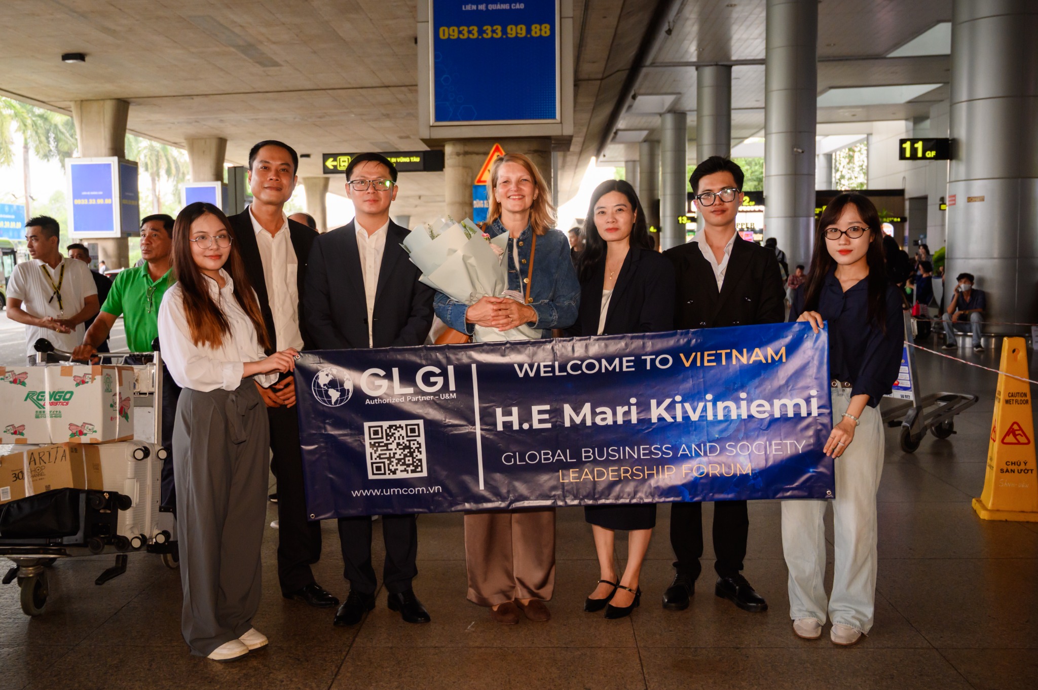 Mari Kiviniemi with the organizing team on her arrival in Viet Nam.